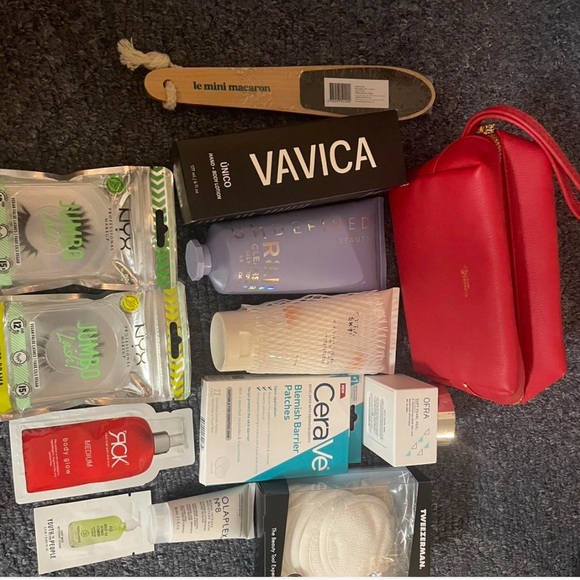 Beauty bundle: makeup, skincare, haircare, and more - Picture 2 of 6